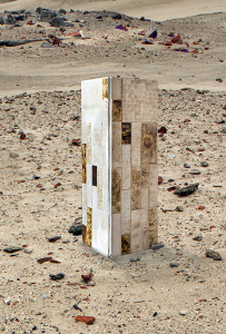 Lucie Ponard, mise en forme d'émaux sur faïence à base de morceaux de briques trouvés dans le dunes du parc, Westduinpark, Pays-Bas, 2021